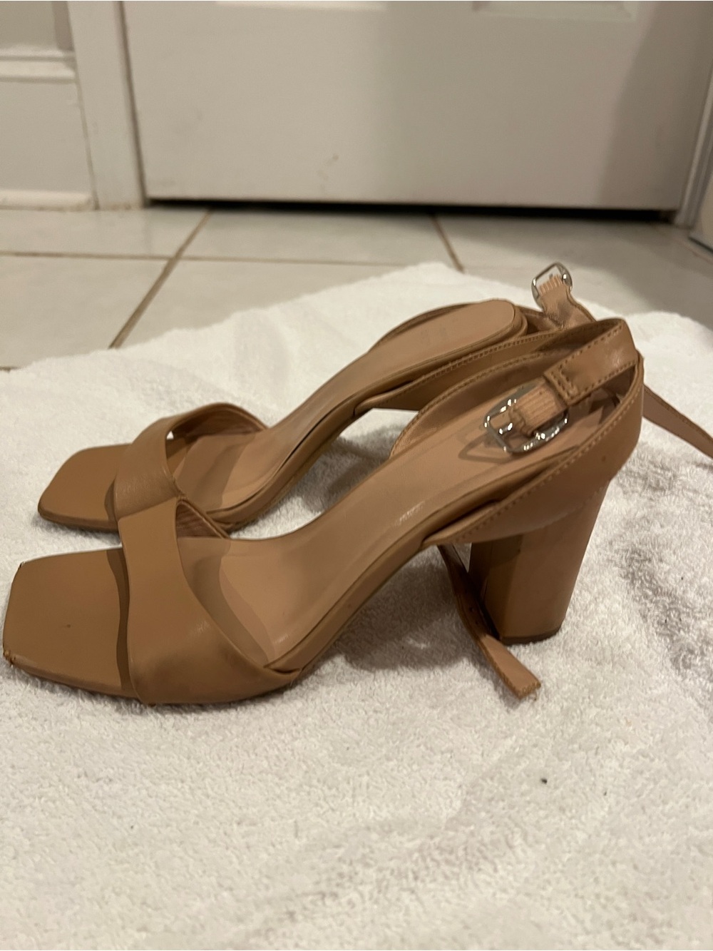 Well worn heels - Picture 9 of 11